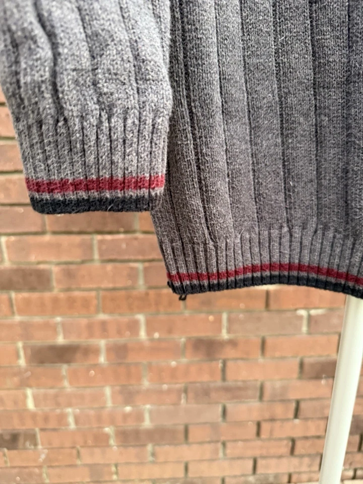 Suéter Arizona Jean Company Gris Acanalado Cuello en V Gris Borgoña Juvenil Talla Pequeña Foto 3 de 4