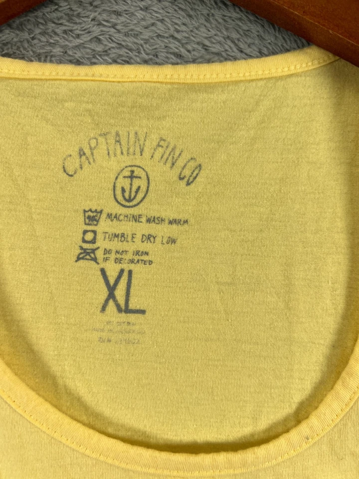 Camiseta sin mangas para hombre XL Captain Fin Back To The Beach logotipo gráfico amarillo Foto 3 de 4
