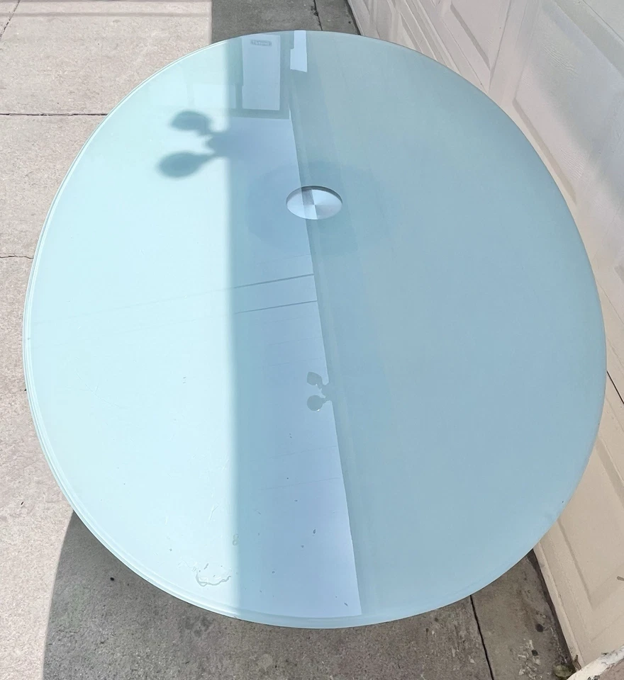 Mesa de tulipán estilo moderno de mediados de siglo con tapa de vidrio azul escarchado Foto 3 de 4