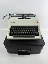 1962 Olympia SM9 Deluxe Portable Manual Typewriter w/ Case Working W. Germany