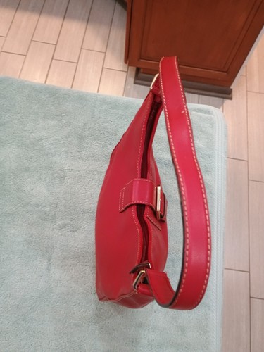 Bolso de hombro Liz Claiborne de polivinilo rojo - Imagen 5 de 12