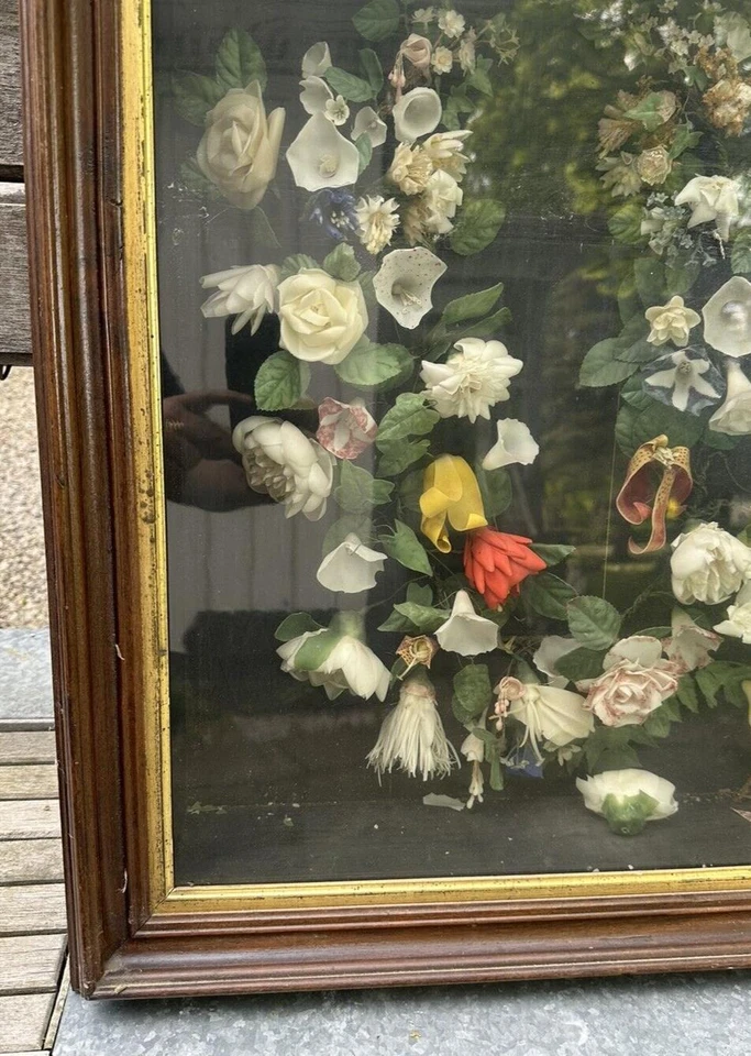 Antigua corona conmemorativa de cera floral con marco victoriano Foto 4 de 4