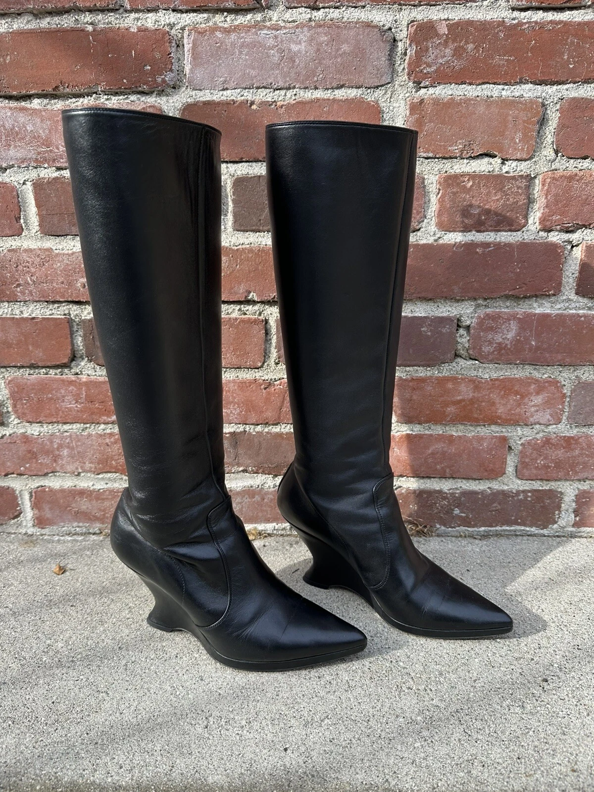 Bottes Christian Dior cuir bout pointu sculpté talon genou haut noir 38,5 Italie
