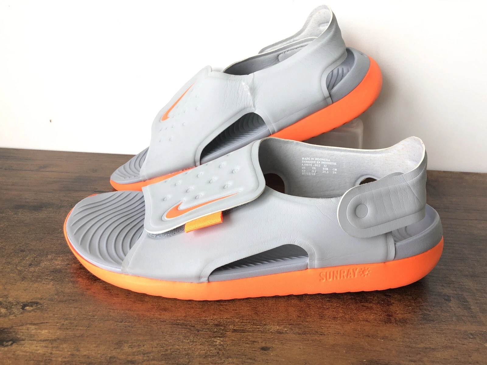 Nike Sunray Sandali Regolabili per Bambini Grigio Arancione 6Y NUOVI