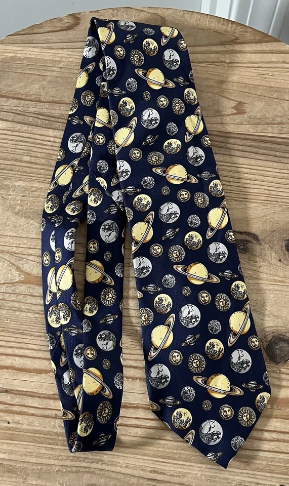 GUCCI Corbata de Seda Vintage Planetas Sol Luna Espacio Estampado Hecho a Mano en Italia 57" L Foto 3 de 4
