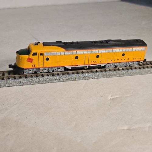 Locomotora de pasajeros Life Like 7196 escala N Milwaukee Road EMD E8. Funciona | Condition: Used