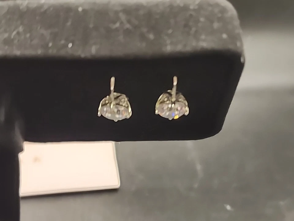 Pendientes Vanna K de plata de ley enchapados en platino con circonitas cúbicas 4,52 ctw Foto 3 de 4