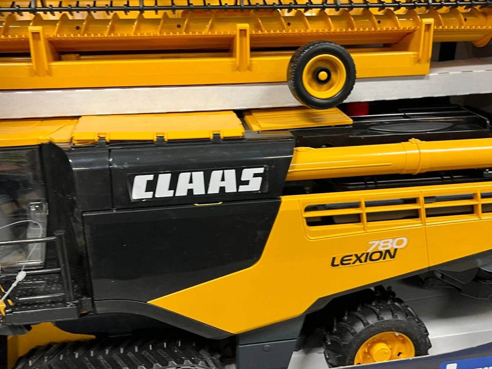 CLAAS Lexion 780 Bruder COMBINE 1:16 Scale NIB w/ Grain Head and Trailer Yellow - Image 3 of 4