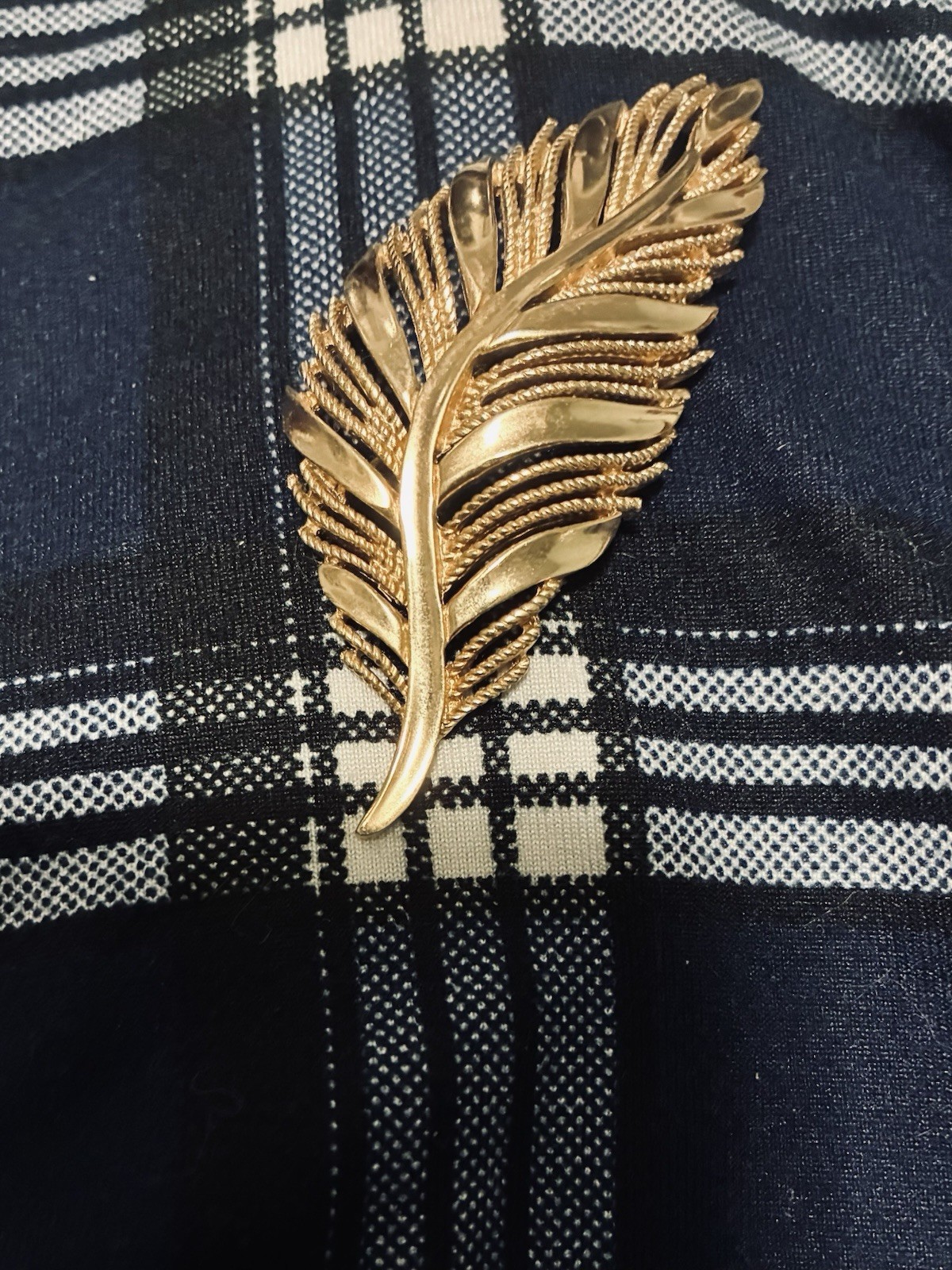 VINTAGE SIGNED CROWN TRIFARI FERN LEAF or FEATHER PLUME GOLD TONE BROOCH PIN