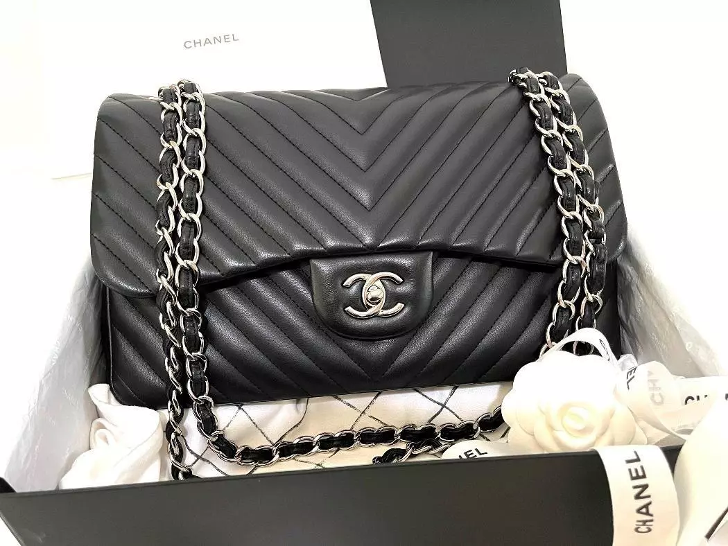 Superb Chanel Timeless medium bag 25cm in black quilted leather, Garniture  en métal argenté ref.307850 - Joli Closet