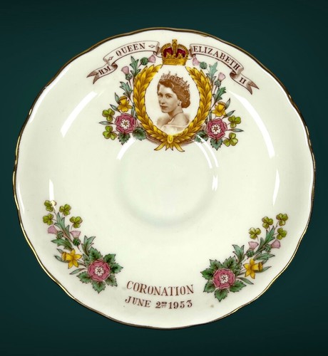 Reina Isabel Coronación 1953 Taza de té y platillo Rosas de porcelana de hueso toscano - Imagen 14 de 17