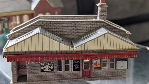 Job lot of OO gauge Station, waiting rooms & signal box most electrified - Picture 11 of 24