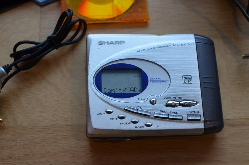 Sharp MD-SR70 MiniDisc portable recorder - Photo 3/4
