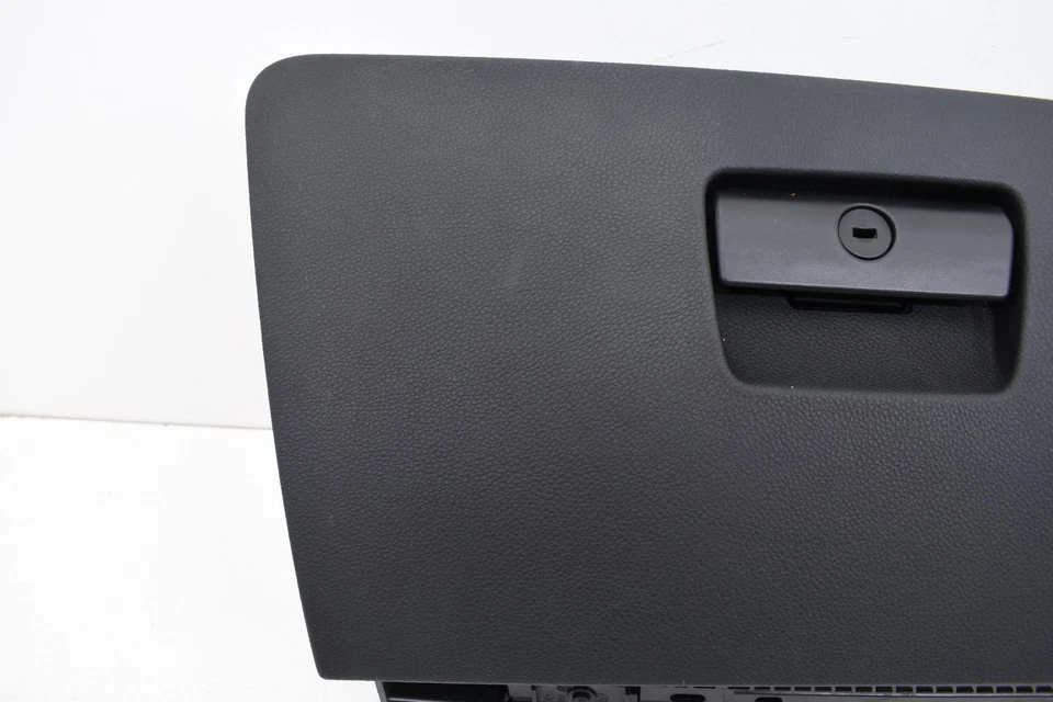 BMW E90 335xi 2008 conjunto de panel de guantera con pestillo OEM KW70 Foto 2 de 4