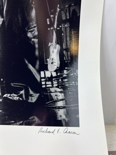 Paul McCartney Wings estampado blanco y negro con guitarra dorada Richard Aaron - Imagen 4 de 4
