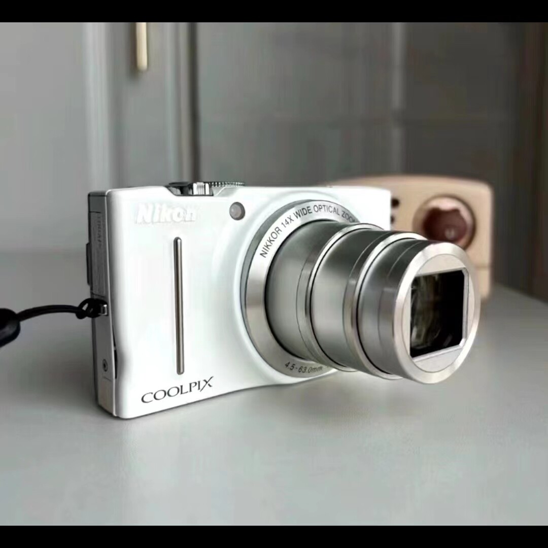 Nikon COOLPIX S8200 デジカメ シルバー Nikon Coolpix S8200 Silver 16.1 MP 25mm Wide Angle Digital