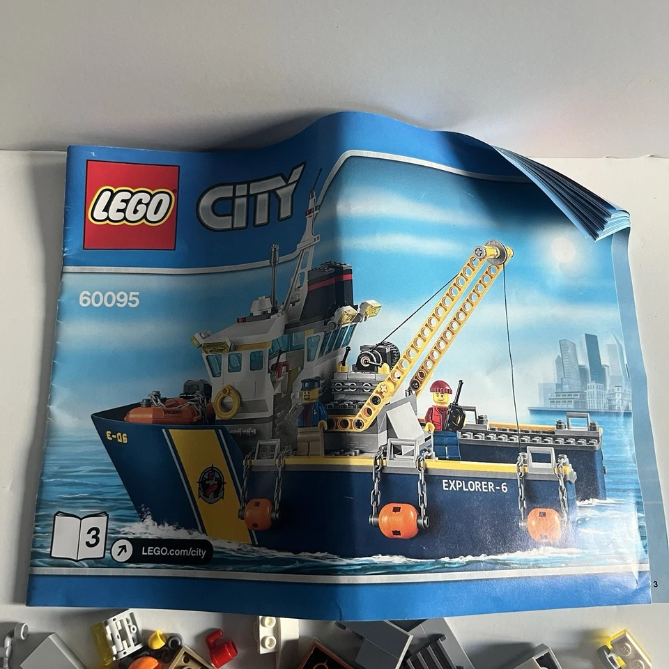 LEGO City: Deep Sea Exploration Vessel (60095) Incomplete - Image 2 of 4