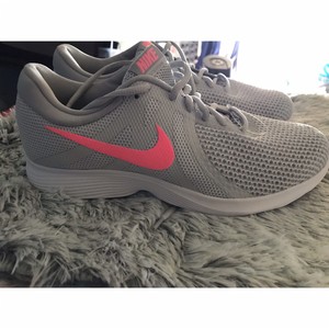 women's nike revolution 4 pink