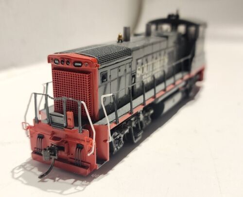 Atlas Master Silver Series HO Scale MP-15DC Locomotive Southern Pacific #2690 - Picture 3 of 10