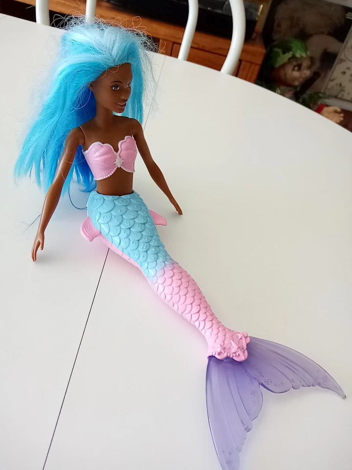 Mattel Barbie Dreamtopia Muñeca Sirena Afroamericana Pelo Azul Cola Rosa 2021 Foto 3 de 4