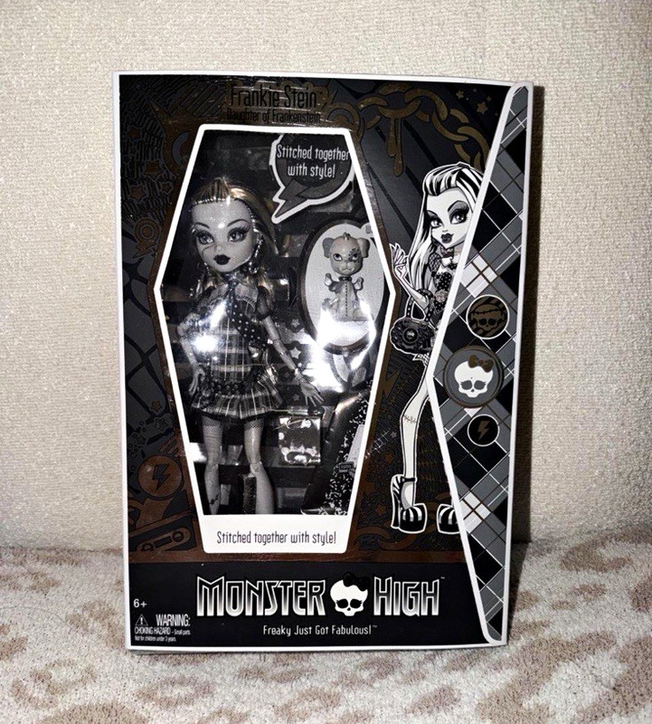 Monster High Frankie Stein Original Ghouls 11in Fashion Doll w/ Stand Diary