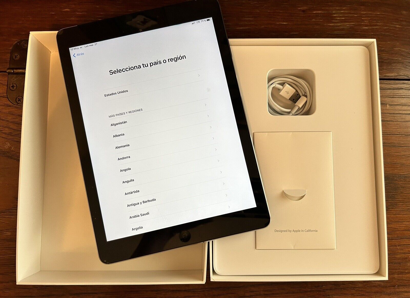 Apple iPad Air 1st Gen. 16GB, Wi-Fi + Cellular (AT&T), 9.7in 