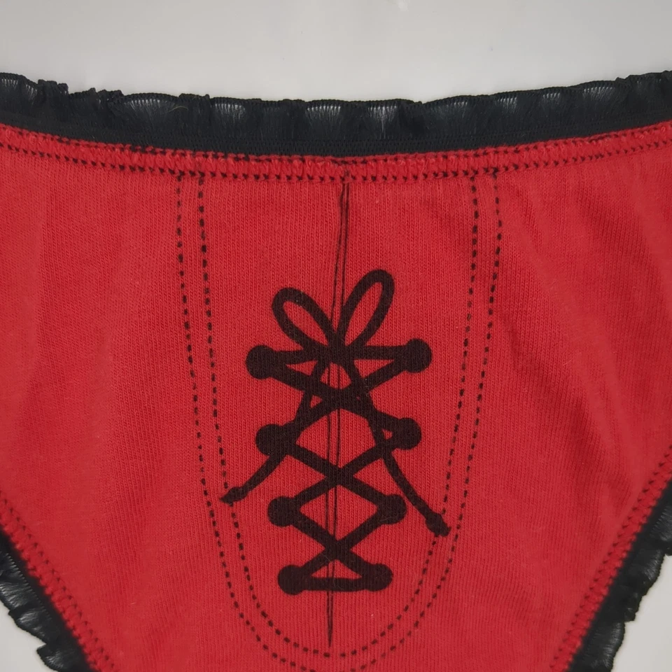 Calcinha Tanga Frederick's of Hollywood Vermelha Preta Renda Babado Maricas M Nova Sem etiquetas - Imagem 2 de 4