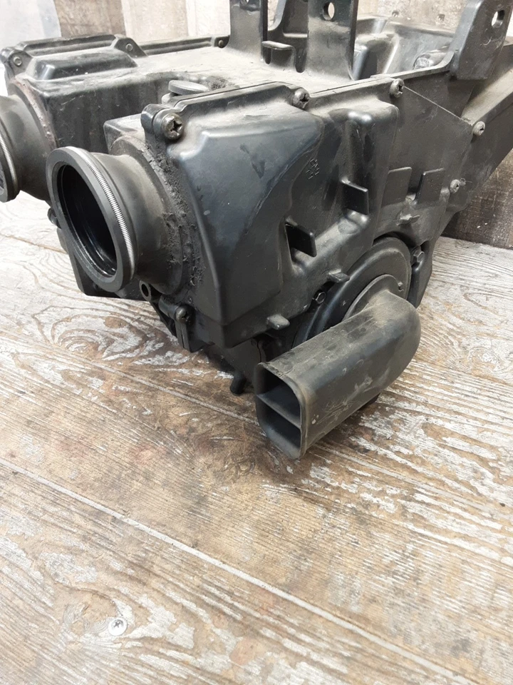 Triumph Bonneville 2002 02-07 caja de aire filtro de aire caja de admisión montaje Foto 2 de 4