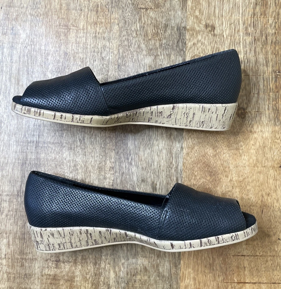 Aerosoles Mujeres Sprig Break Peep-Toe Zapatos de Cuña Negro Cuero Perforado Talla 8.5 Foto 2 de 4