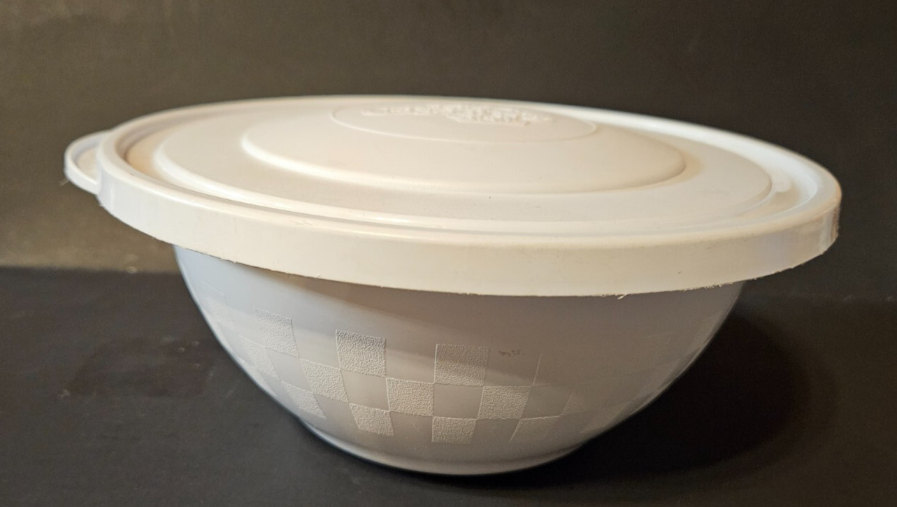 Pampered Chef checker bowl colander and lid 9" X 4" overall
