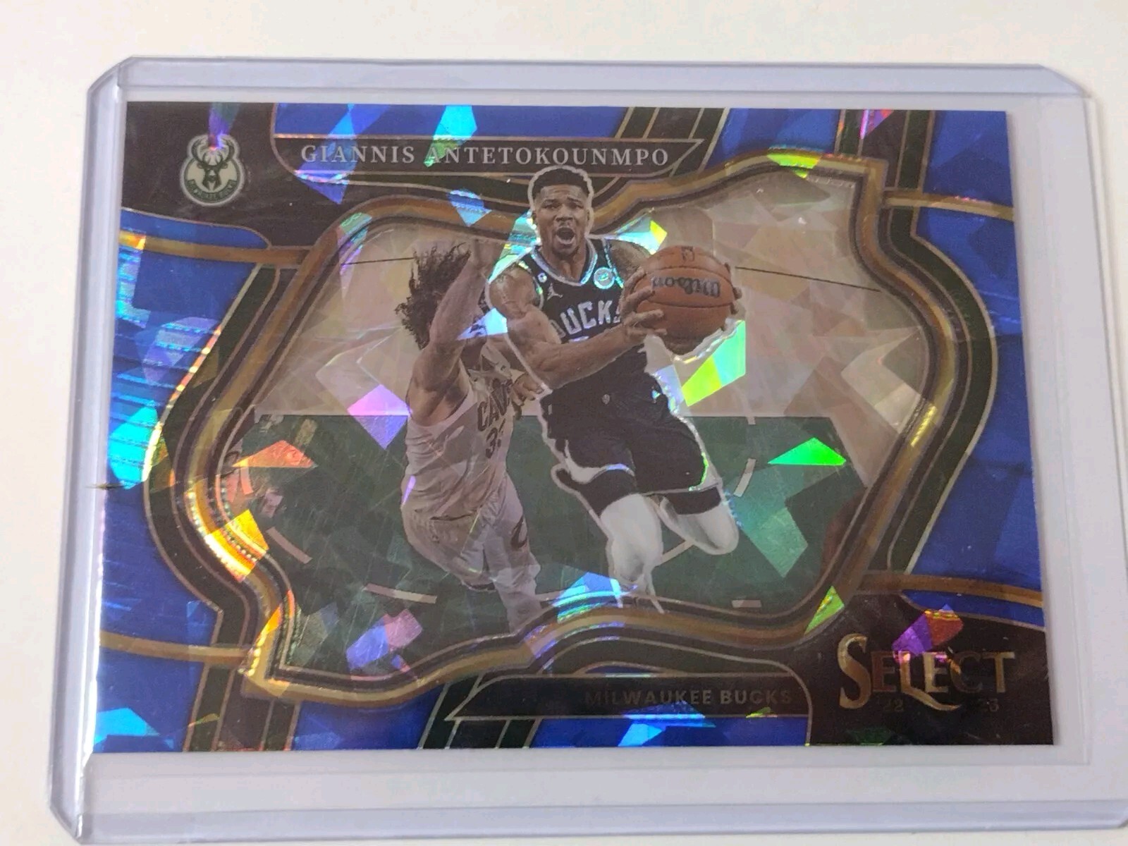 2022-23 Select Giannis Antetokounmpo Courtside Blue Cracked Ice Prizm #261
