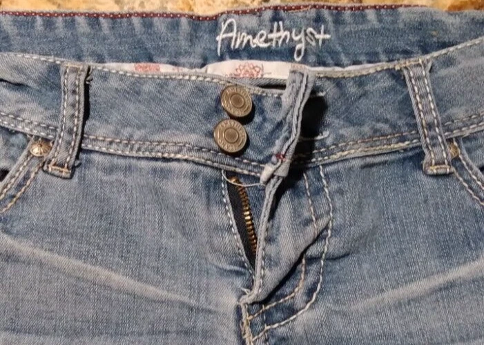 Pantalones cortos de mezclilla azul con bolsillos con solapa de corte desgastados talla 7 de amatista para mujer Foto 2 de 4