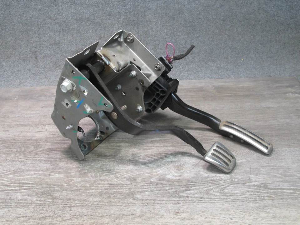 07-10 SATURN SKY M/T TRANSMISSION CLUTCH BRAKE GAS ACCELERATION PEDAL SET OEM - Image 4 of 4