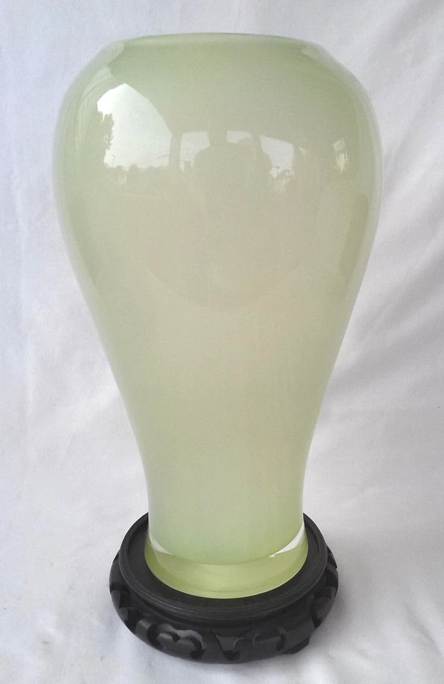 Impresionante jarrón de vidrio verde jade claro chino único, alrededor de 1900 Foto 3 de 4