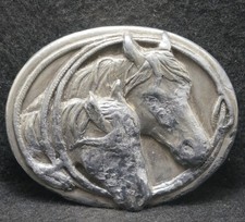 XD05116 VINTAGE 1983  TWO HORSE HEADS  WESTERN ANIMAL ARTWORK MENS BELT BUCKLE