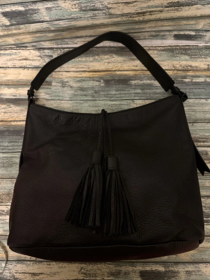 Bolso de hombro Hobo magnético con borlas de cuero granulado negro para mujer Margot Foto 3 de 4