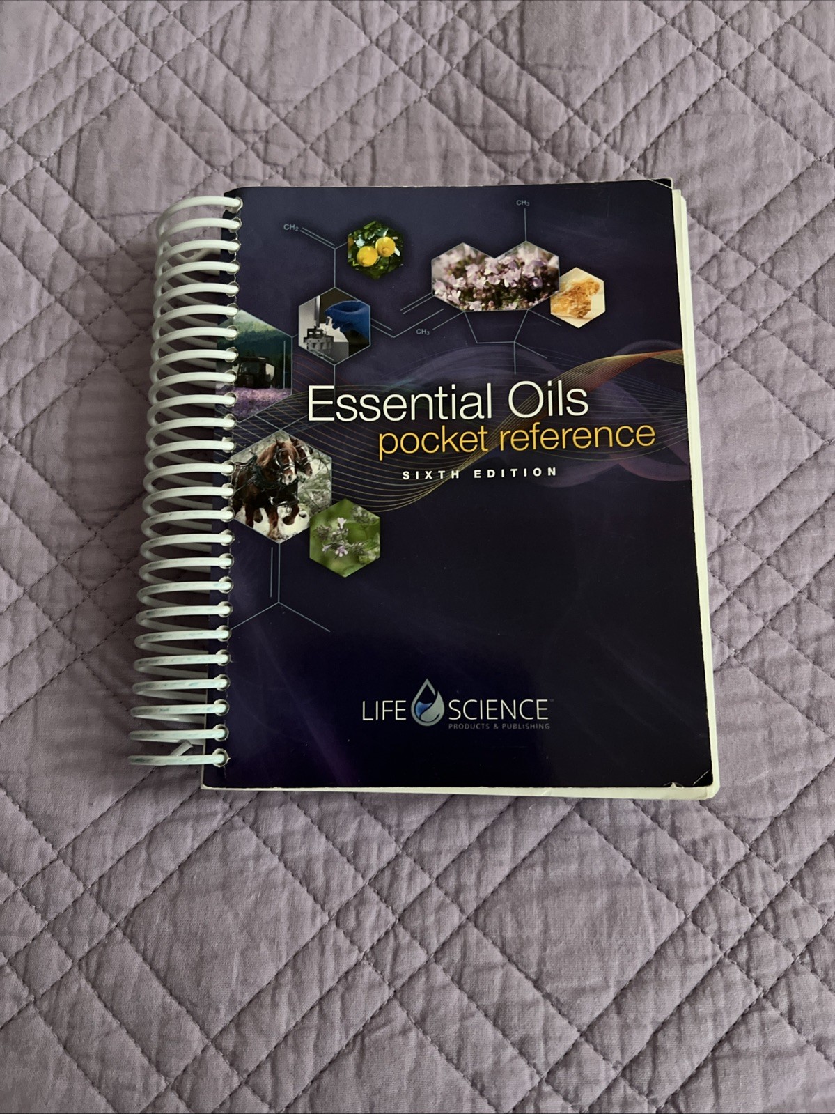 Essential Oils Pocket Reference by Life Science Publishing (6th Edition Spiral)-image