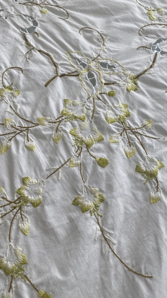 nappe brodée main de fleurs  2.40 m X 1.60 m/634665A1 - Photo 2/4