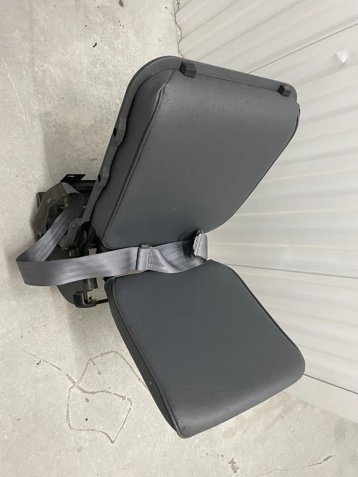 Asiento puente derecho pasajero trasero Nissan Frontier 2000-2004 2 puertas - gris Foto 2 de 4