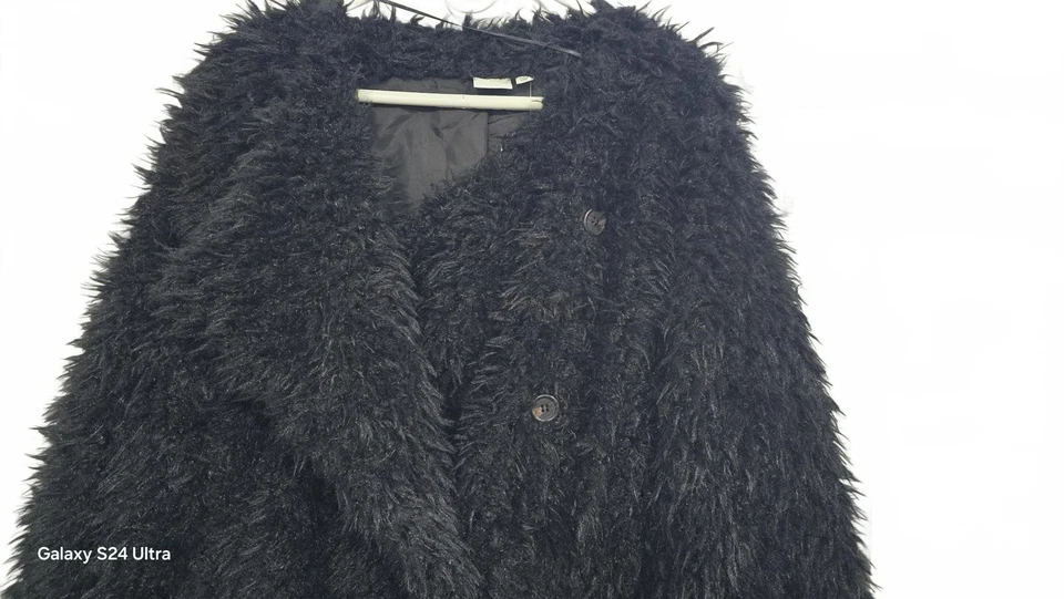 Acogedor abrigo negro de piel sintética para mujer Foto 3 de 4