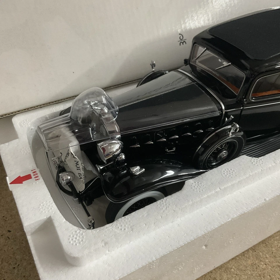 Danbury Mint 1932 Cadillac V-16 Fleetwood Sedan - Image 2 of 4