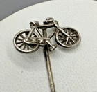 Ancienne broche bâton ou cravate de vélo dessus argenté