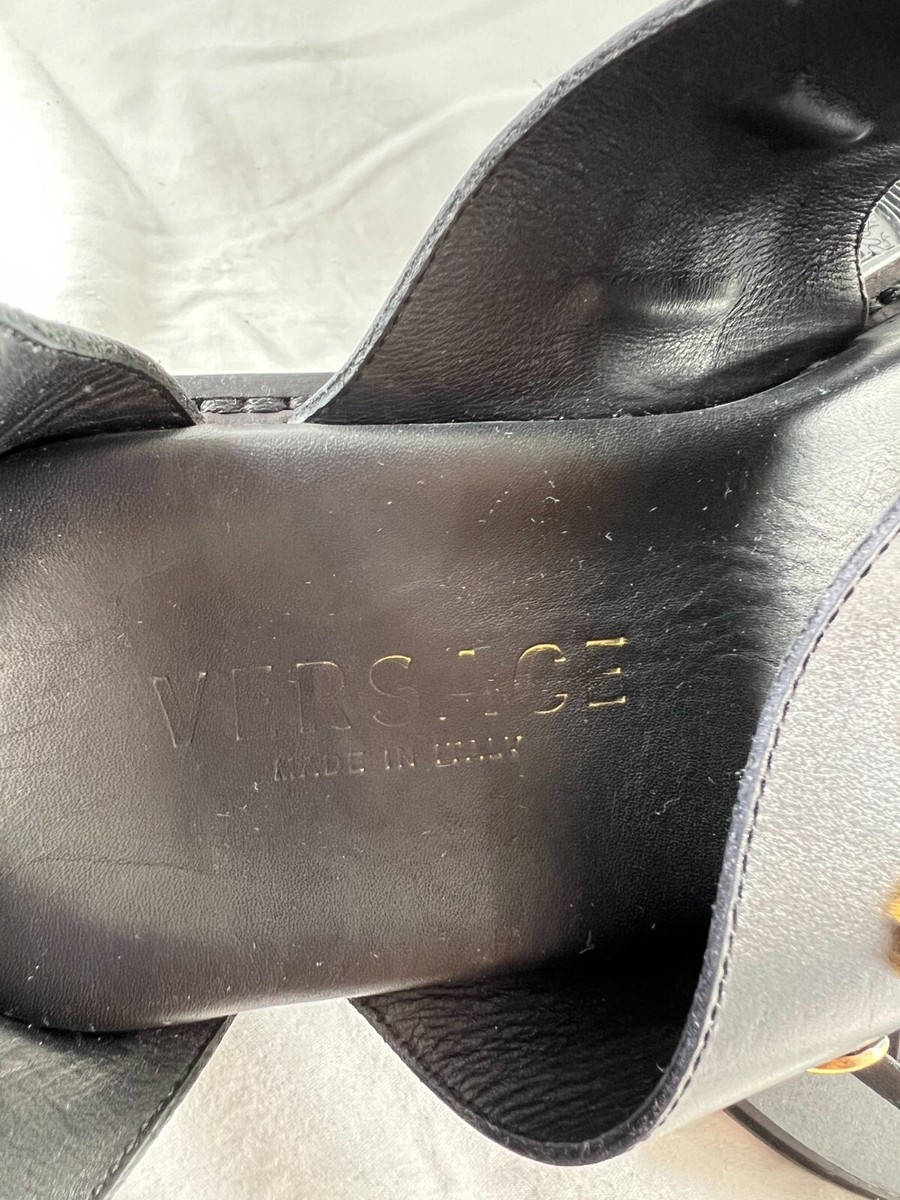 サンダル VERSACE Men Sandals Black ZSLB00002ZCOSP052 Z4800 Medusa leather thong sandals in black - Versace | Mytheresa