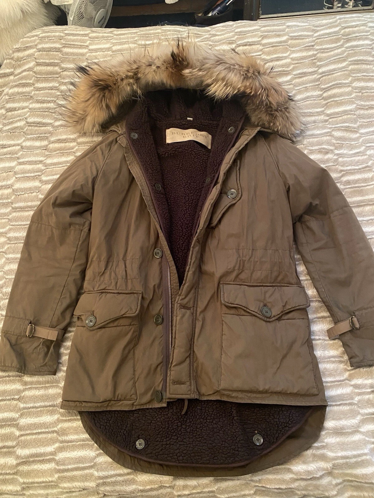 Parka Burberry Brit con rifiniture in pelliccia (che può essere staccato) sul cappuccio.