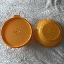 2 Tupperware Thatsa Bowls 866 w Snap On Lids  12 oz Orange New!