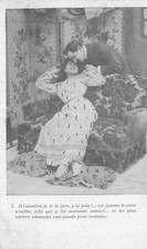 CP MOUSTACHU PENCHE SUR FEMME ASSISE SUR DIVAN DANS SALON