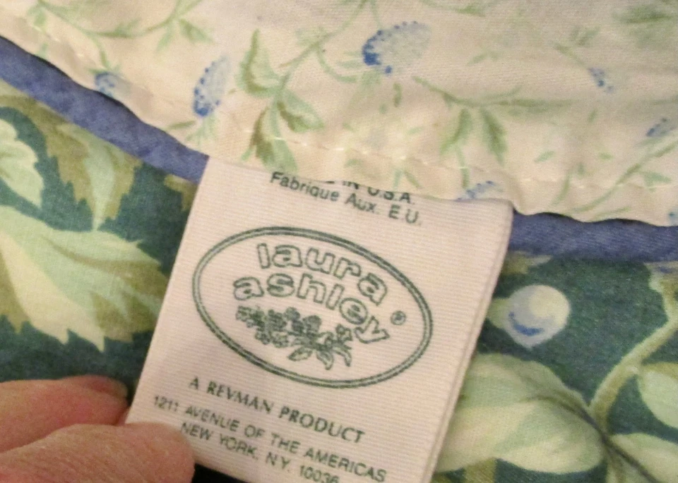 Laura Ashley Bramble Berry twin comforter bedspread 85" x 63" reversible flaws - Image 4 of 4