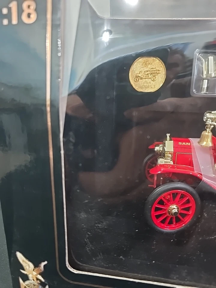 Road Signature 1914 Ford Model T Fire Engine 1:18 Diecast Fire Truck w/coin NOS - Image 3 of 4