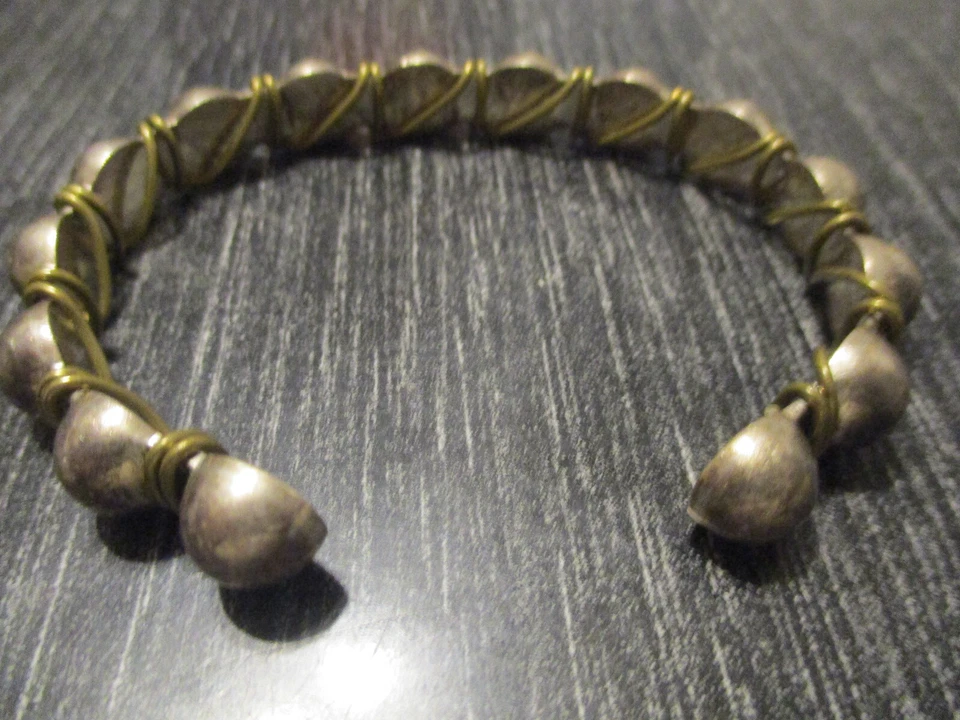 Brazalete de colección Silpada de plata esterlina envoltura de alambre de latón con diseño de bola redonda Foto 4 de 4