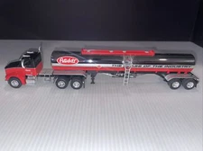 SpecCast 1:64 - Peterbilt 385 Tanker - PB 385 w/Fuel Tanker - Chrome